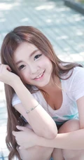 可爱少女妹子街拍高清图片 牛仔短T萌动动人