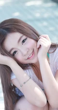 可爱少女妹子街拍高清图片 牛仔短T萌动动人