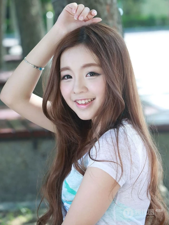 可爱少女妹子街拍高清图片 牛仔短T萌动动人