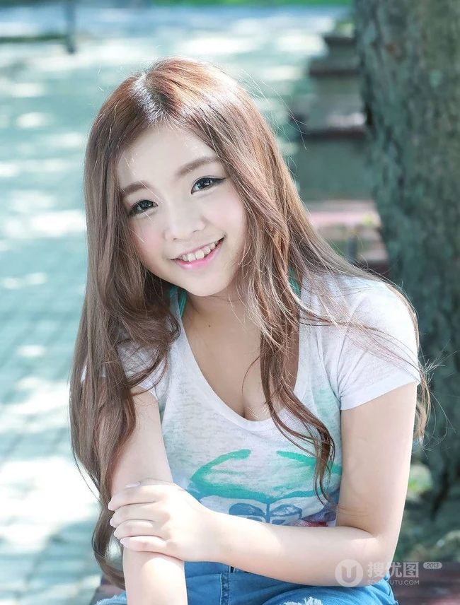 可爱少女妹子街拍高清图片 牛仔短T萌动动人