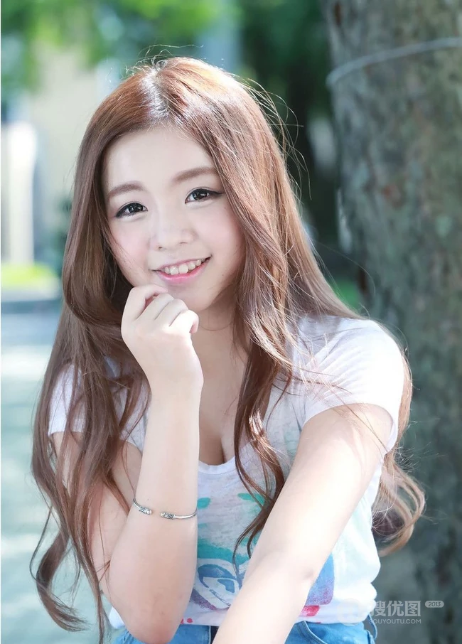 可爱少女妹子街拍高清图片 牛仔短T萌动动人