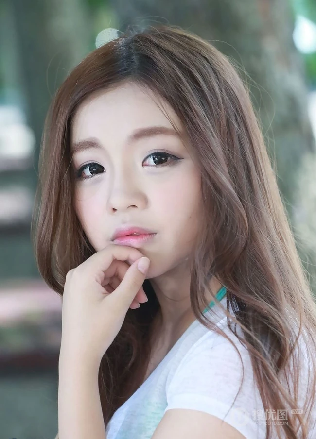 可爱少女妹子街拍高清图片 牛仔短T萌动动人