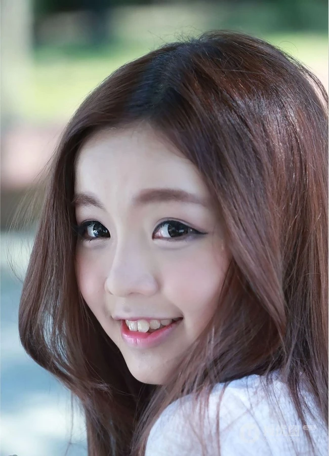 可爱少女妹子街拍高清图片 牛仔短T萌动动人