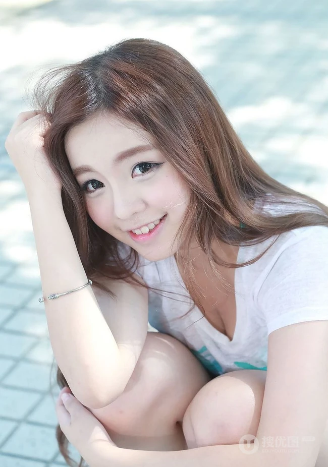 可爱少女妹子街拍高清图片 牛仔短T萌动动人