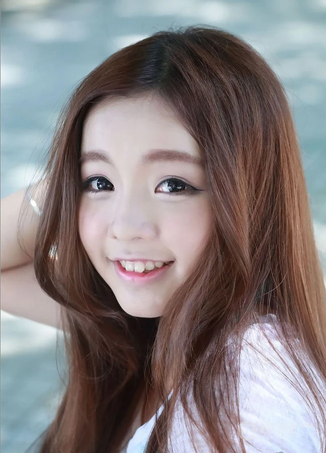 可爱少女妹子街拍高清图片 牛仔短T萌动动人