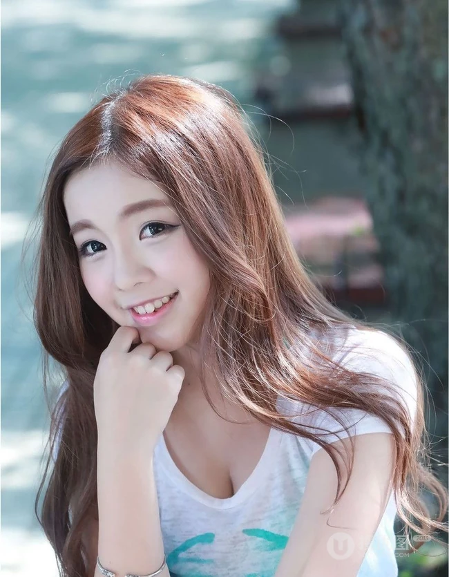 可爱少女妹子街拍高清图片 牛仔短T萌动动人