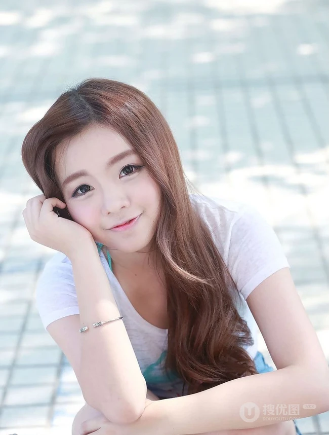 可爱少女妹子街拍高清图片 牛仔短T萌动动人