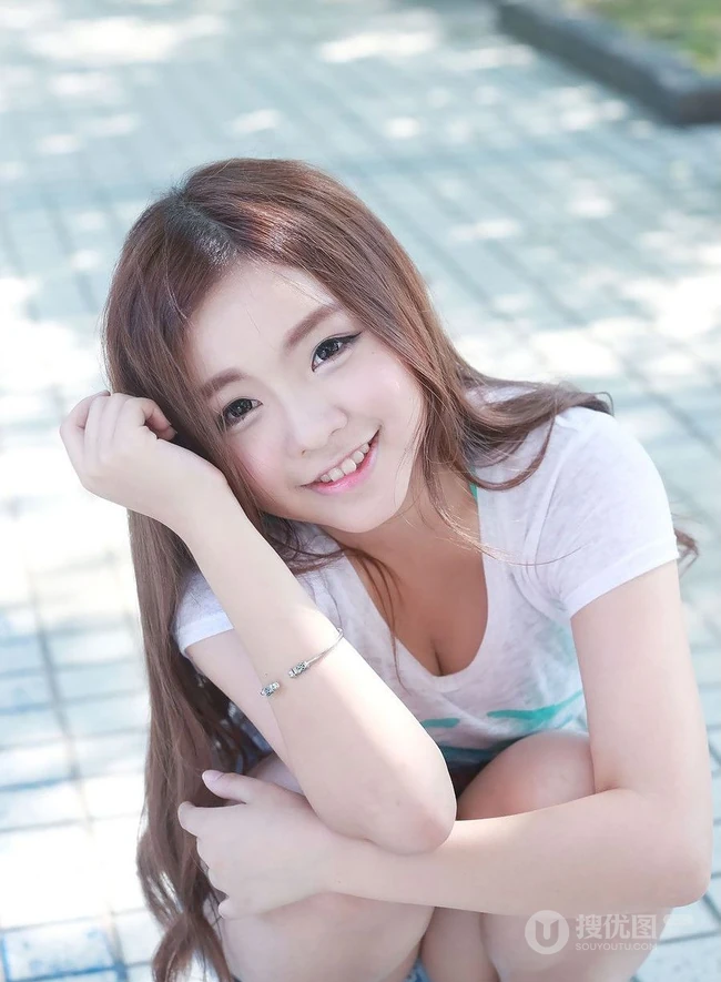 可爱少女妹子街拍高清图片 牛仔短T萌动动人