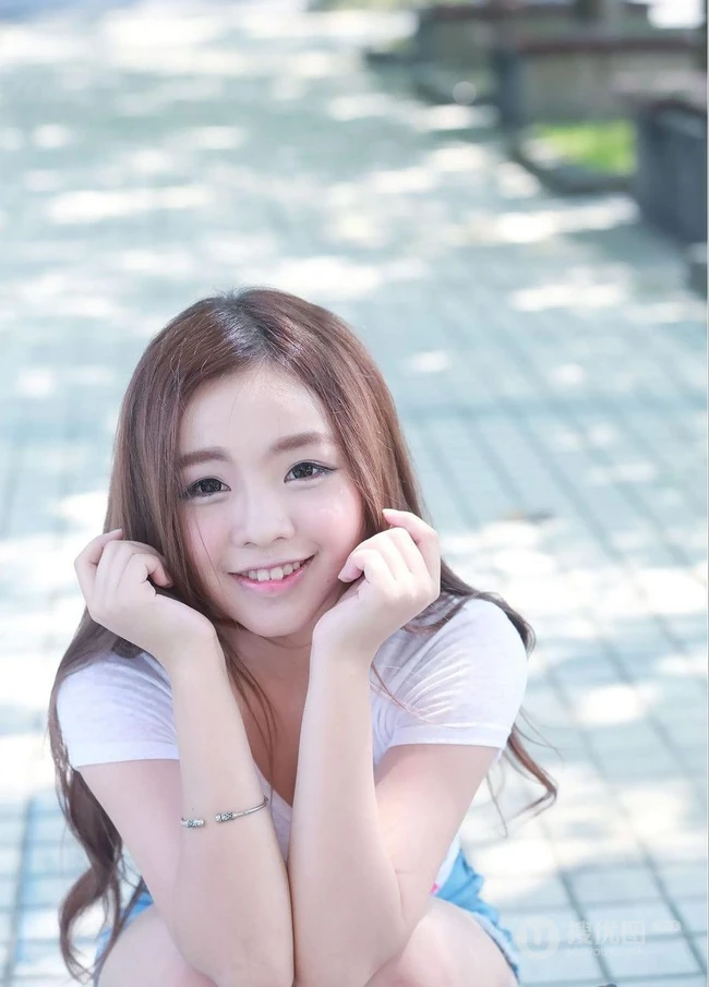可爱少女妹子街拍高清图片 牛仔短T萌动动人