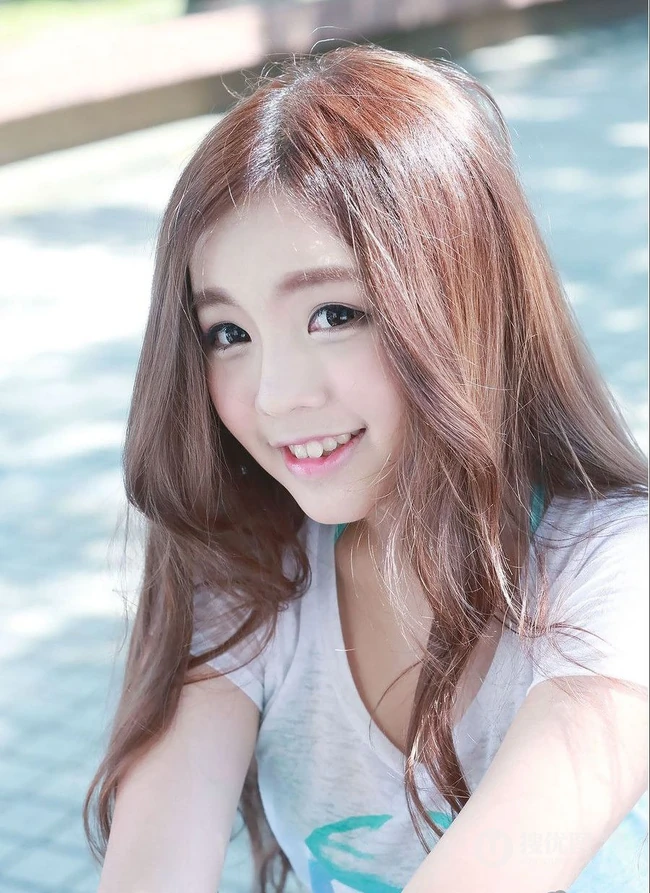 可爱少女妹子街拍高清图片 牛仔短T萌动动人