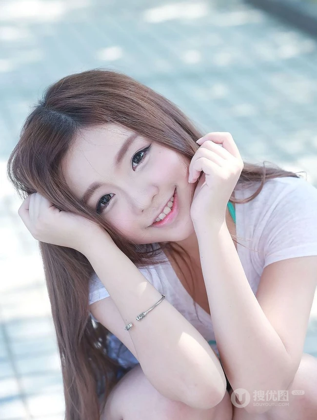 可爱少女妹子街拍高清图片 牛仔短T萌动动人