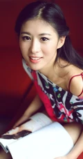 清秀短T女生戴帽撩衣家居写真 这才是青春肉体