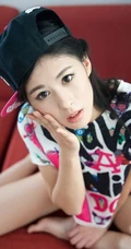 清秀短T女生戴帽撩衣家居写真 这才是青春肉体