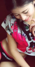 清秀短T女生戴帽撩衣家居写真 这才是青春肉体