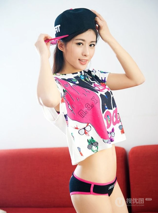清秀短T女生戴帽撩衣家居写真 这才是青春肉体