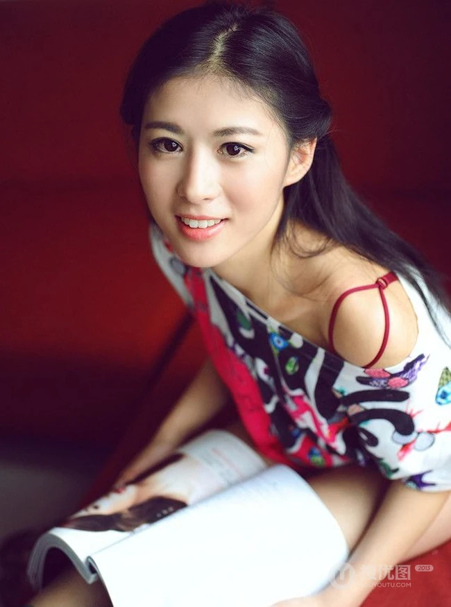清秀短T女生戴帽撩衣家居写真 这才是青春肉体