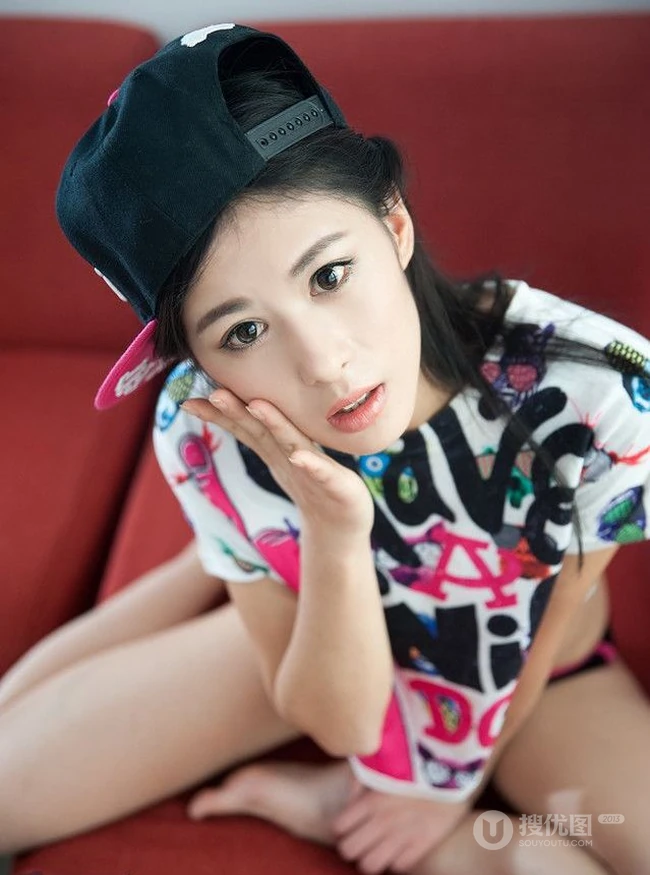 清秀短T女生戴帽撩衣家居写真 这才是青春肉体
