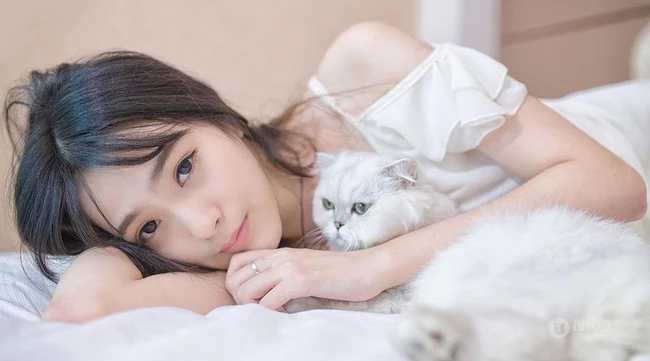 闺房中的清纯少女和猫 唯美高清图片17p