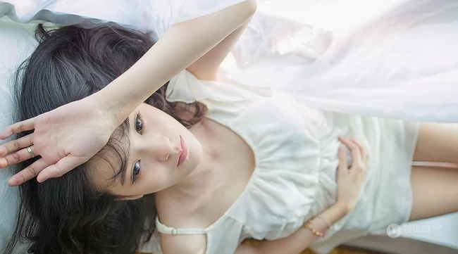 闺房中的清纯少女和猫 唯美高清图片17p