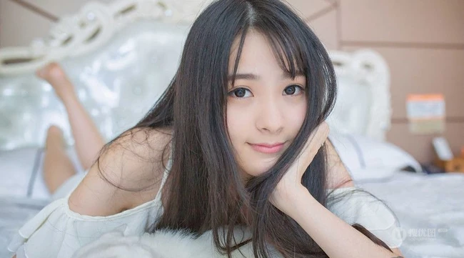 闺房中的清纯少女和猫 唯美高清图片17p