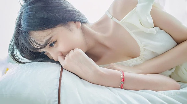 闺房中的清纯少女和猫 唯美高清图片17p