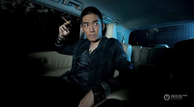 帅锅型男张博戴帽子汽车写真