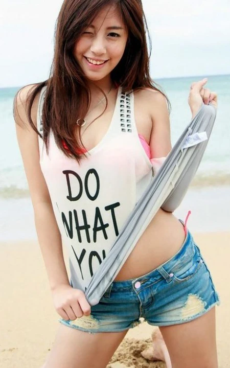 台大美模辜莞允牛仔短裤沙滩图片