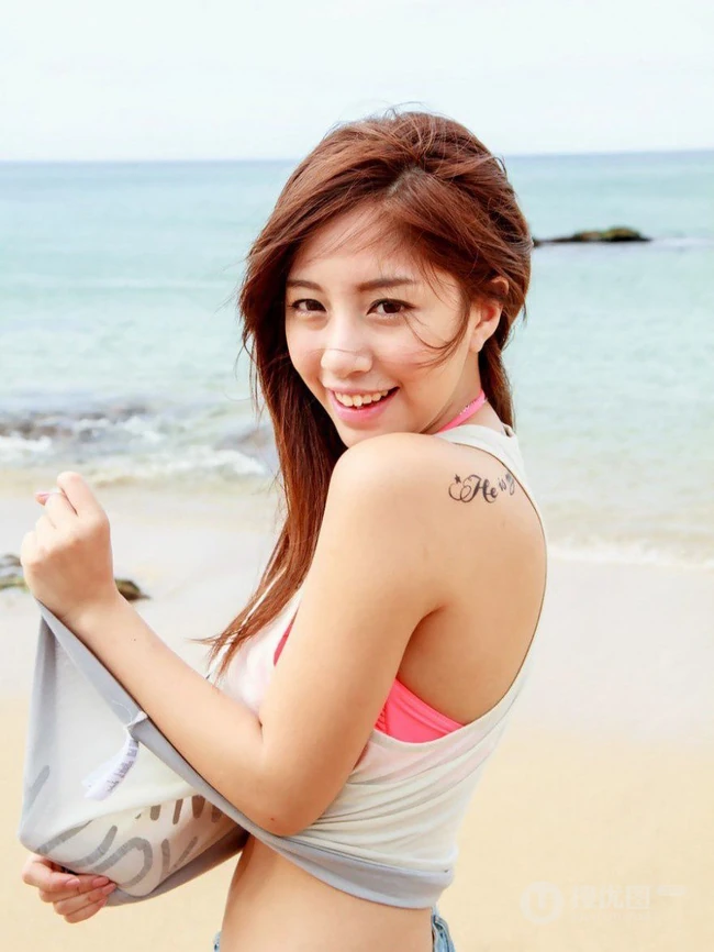 台大美模辜莞允牛仔短裤沙滩图片