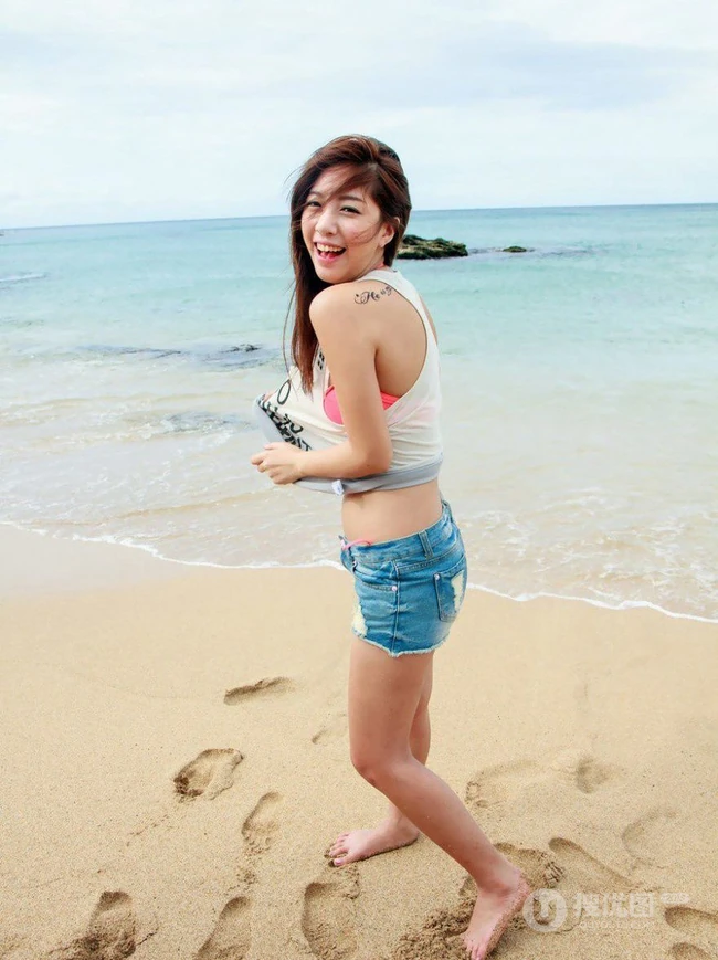台大美模辜莞允牛仔短裤沙滩图片