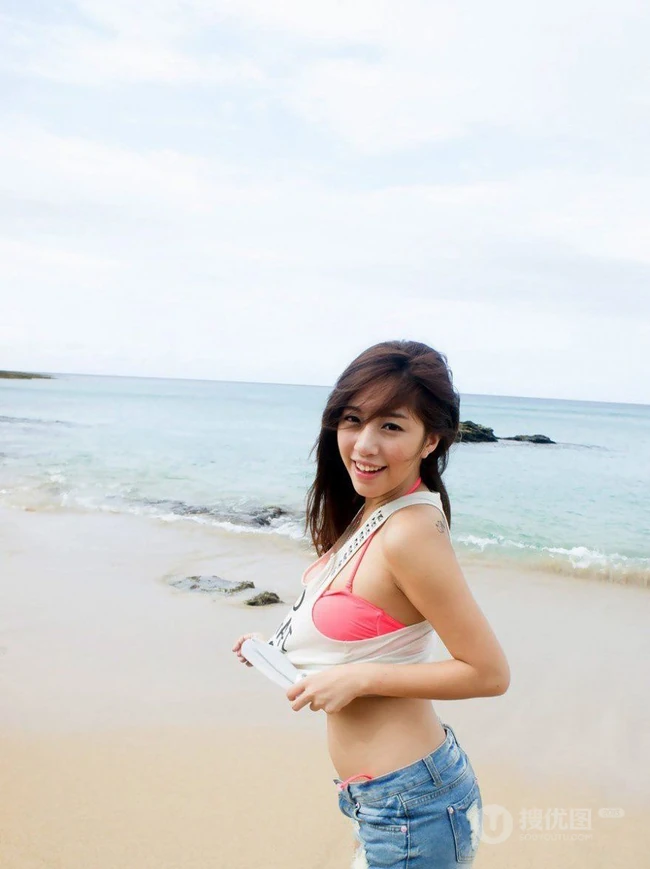 台大美模辜莞允牛仔短裤沙滩图片