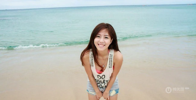 台大美模辜莞允牛仔短裤沙滩图片