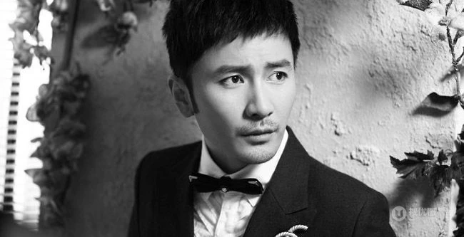 胡渣型男刘恩佑黑白写真图片