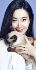 司珂华线条微露恬静动人写真