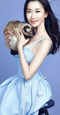 司珂华线条微露恬静动人写真
