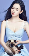 司珂华线条微露恬静动人写真