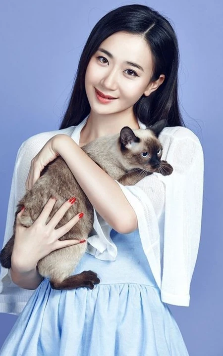 司珂华线条微露恬静动人写真