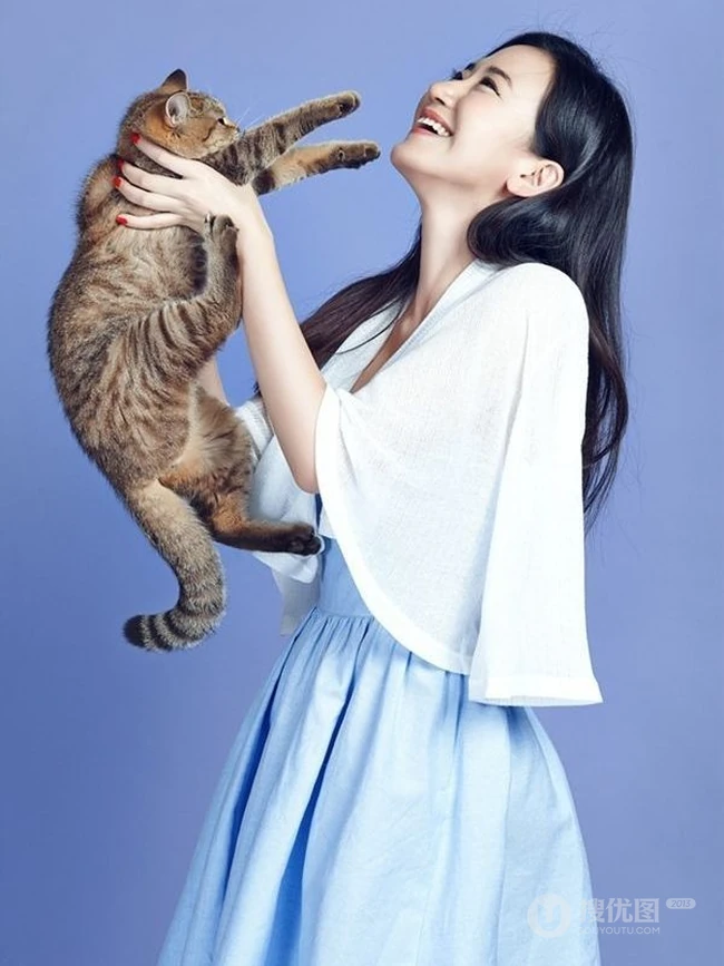 司珂华线条微露恬静动人写真
