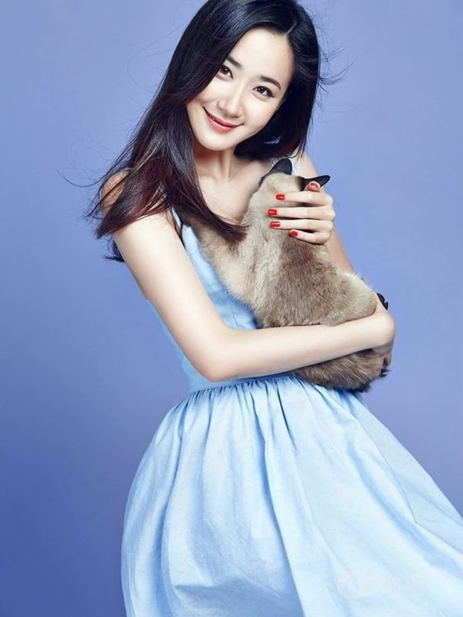 司珂华线条微露恬静动人写真