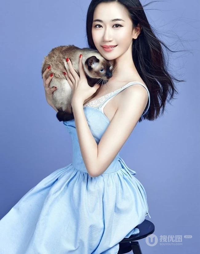 司珂华线条微露恬静动人写真