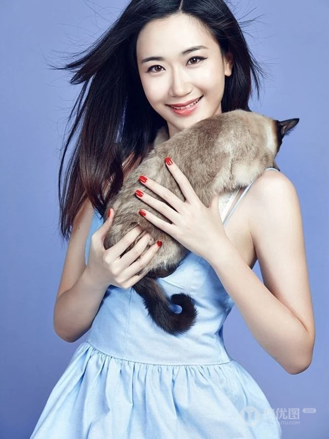 司珂华线条微露恬静动人写真