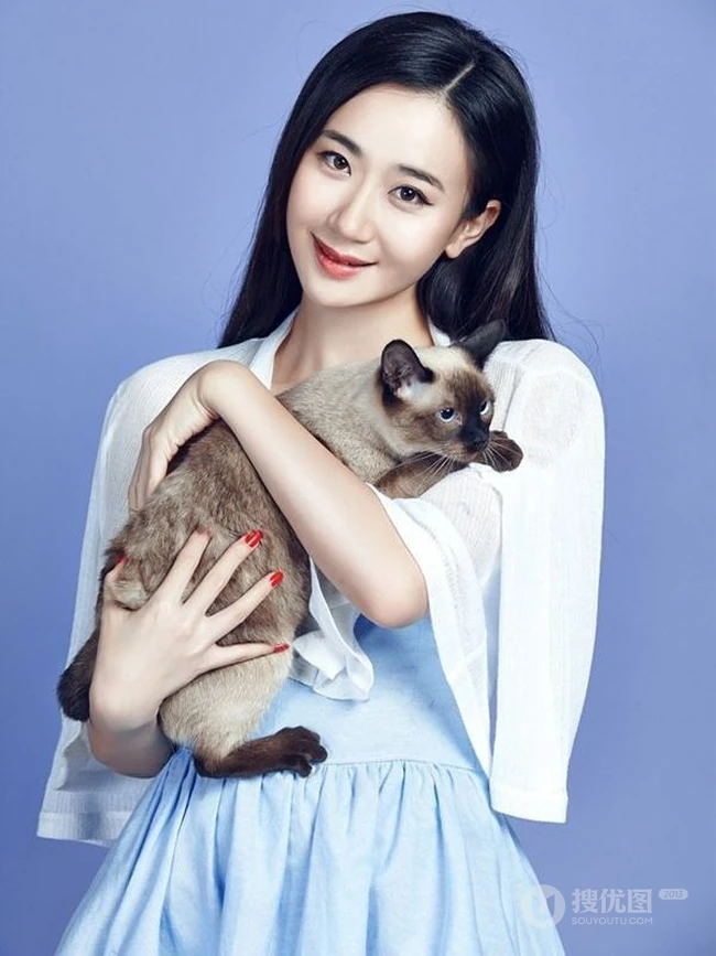 司珂华线条微露恬静动人写真