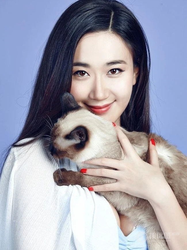 司珂华线条微露恬静动人写真