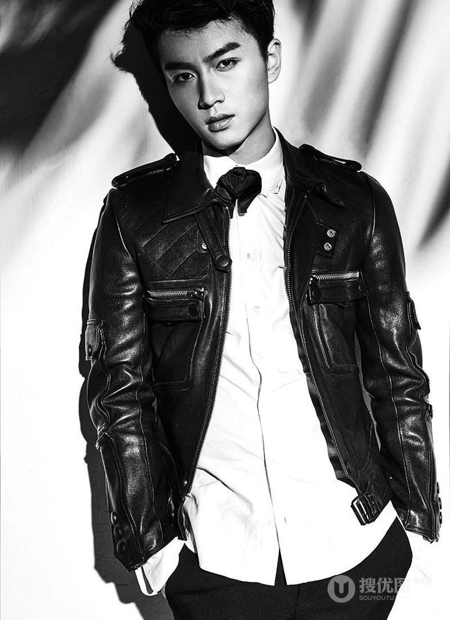 陈晓皮衣魅力黑白写真图片