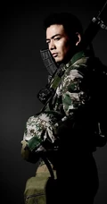 型男杨烁迷彩服持枪帅气图片