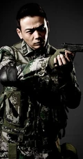 型男杨烁迷彩服持枪帅气图片