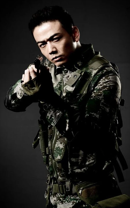 型男杨烁迷彩服持枪帅气图片