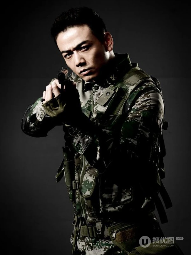 型男杨烁迷彩服持枪帅气图片