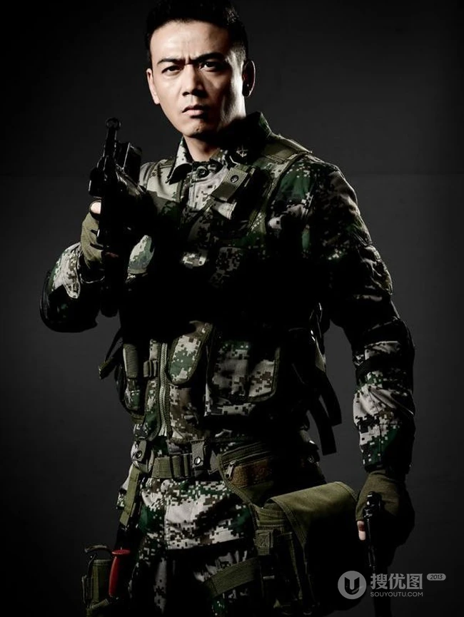 型男杨烁迷彩服持枪帅气图片