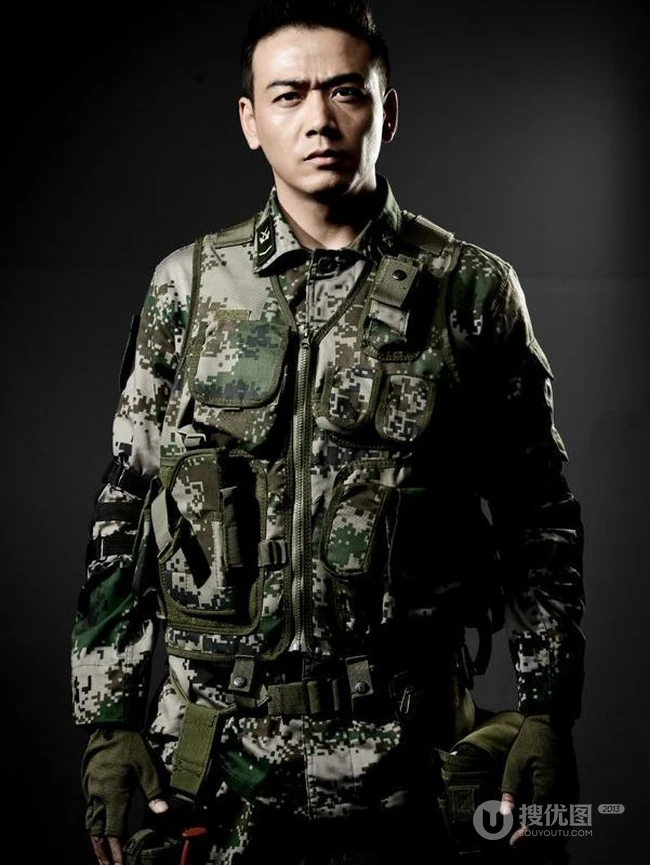 型男杨烁迷彩服持枪帅气图片