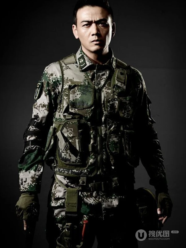 型男杨烁迷彩服持枪帅气图片